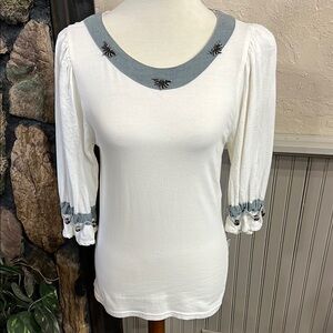 Embellished White Blouse with Fitted Silhouette